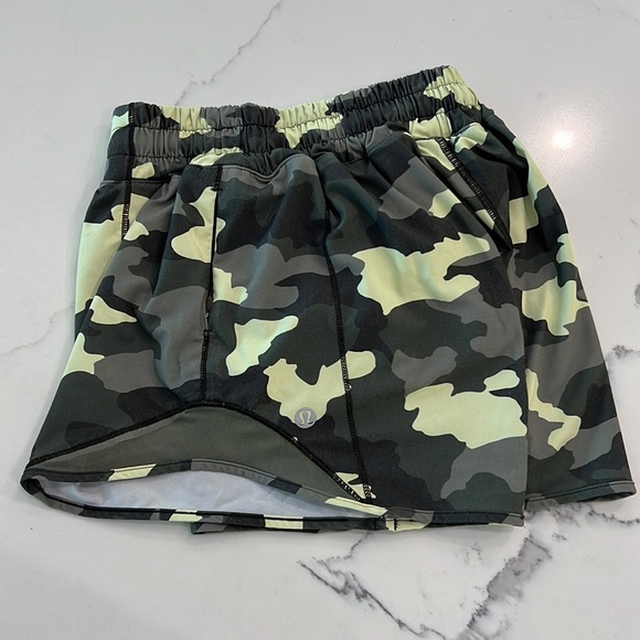 lululemon hotty hot size 2 camo shorts - Picture 3 of 4